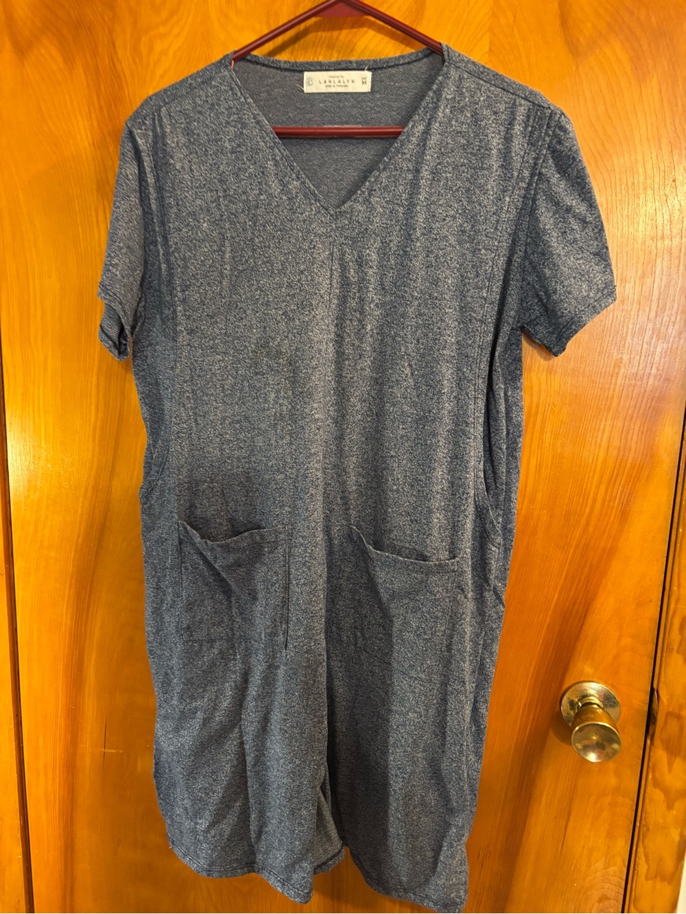 Lalyn marled grey V-neck short-sleeve tunic dress featuring front patch pockets.